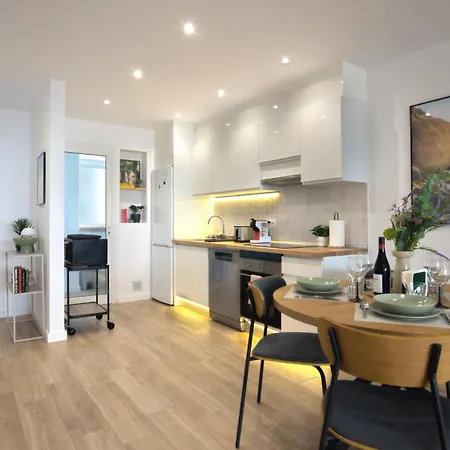 Cozy Modern 2-bed In أذيخي